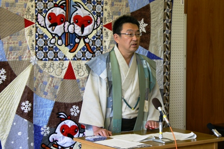 関口市長が、十日町の紬の端切れを使って制作された袖なしの羽織を身につけて会見をしている。