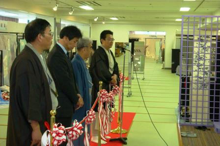 開会式で着物姿の関口市長が挨拶をしている。