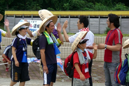 出発前に子どもたちが列になって、順番に関口市長からハイタッチを受けている。