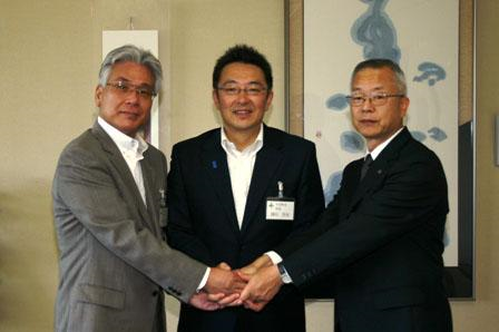 関口市長と蔵品氏、村山氏が3人で握手を交わしている。