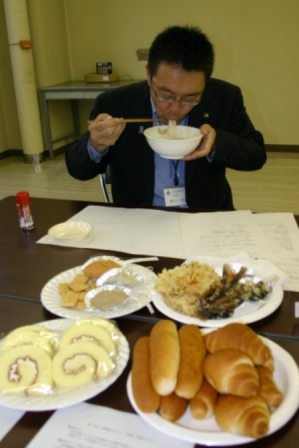 試作料理の数々を関口市長が試食している。