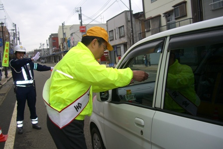 路上で関口市長が安全運転を呼び掛けている。