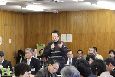 関口市長が会場内で起立して話している。