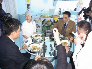 関口市長がとんとろ丼を食べている。