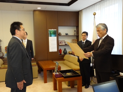 関口市長が近藤誠一文化庁長官から表彰状を授与されている。