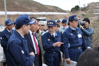 被災地を視察する筒井農林水産副大臣と泉田新潟県知事。