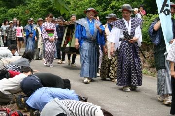 大名行列の観覧者が一斉に平伏している。