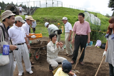 スタッフの説明を聞く関口市長と参加者。