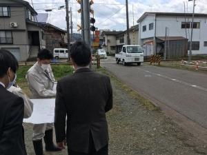 稲荷町踏切付近を現地視察する市長の写真