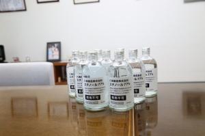 今回受領した、八海醸造株式会社製高濃度エタノール製品の現物の写真
