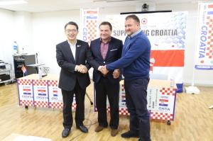 記者会見にてクロス握手を交わす市長とシェゴタ氏およびシュテフェツ氏の写真