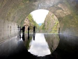 清津峡渓谷トンネルにおける鄭総領事の視察風景の写真