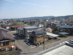 医療福祉総合センターから撮影された、十日町市市街地の眺望の写真