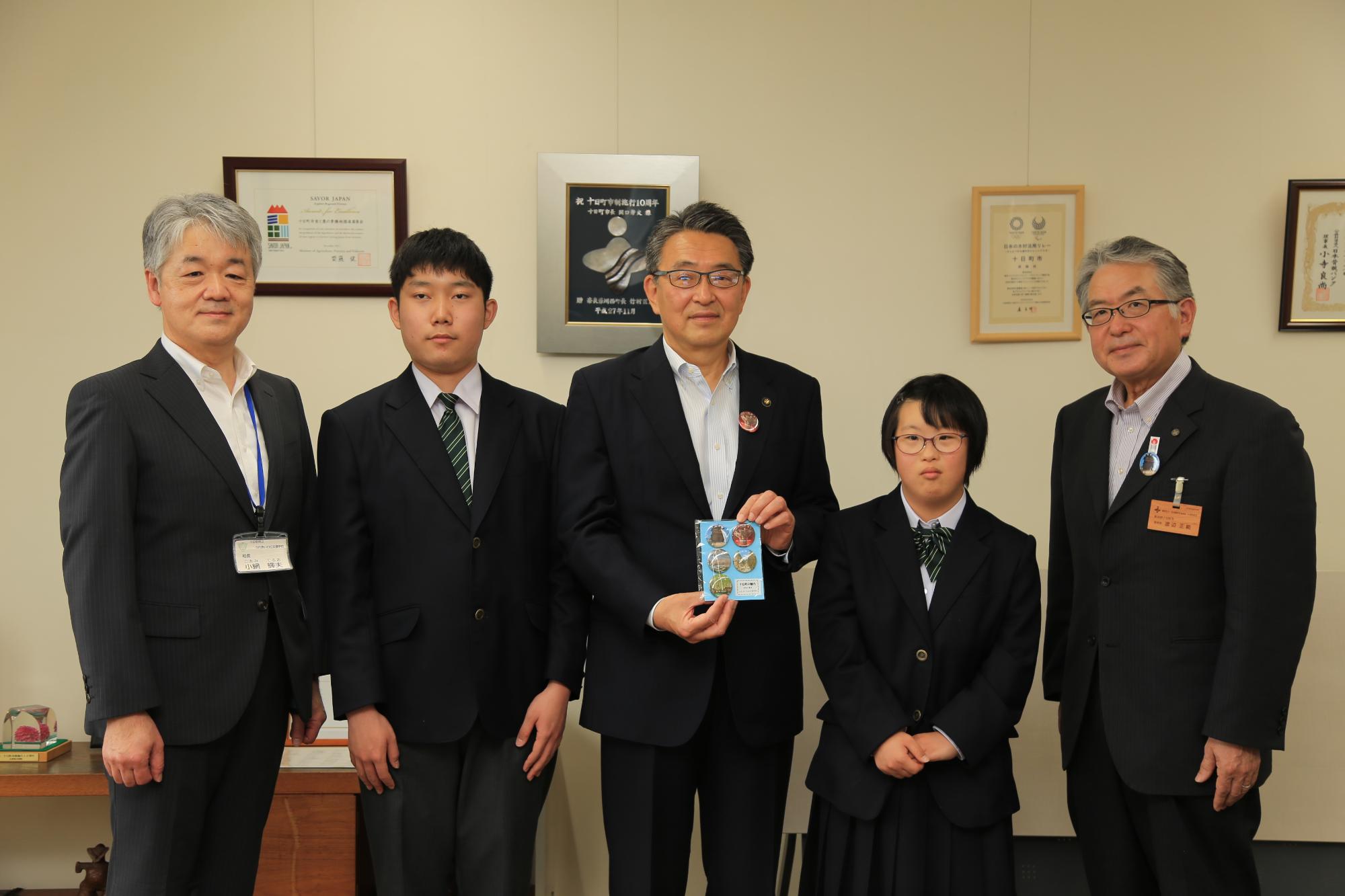 観光名所缶バッジを届けてくれたふれあいの丘支援学校の3年生2人と撮った写真