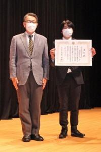 交通安全県知事表彰にて記念撮影に応じる、市長および十日町高校定時制生徒会役員の写真