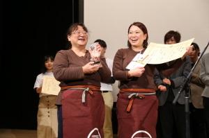 トオコン2019表彰式にて最優秀賞を受賞し満面の笑みを浮かべる福嶋恭子女史の写真