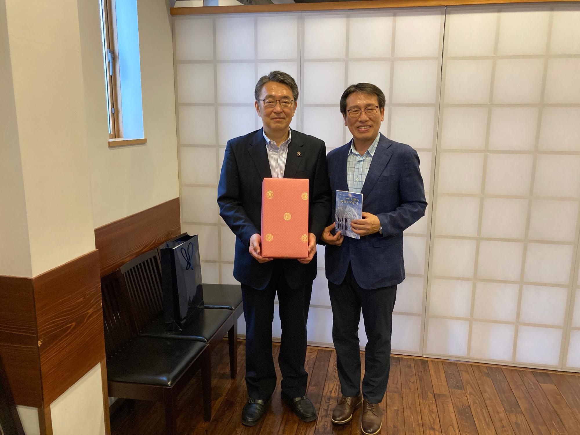 駐新潟大韓民国総領事館のクォンサンヒ総領事と市長の写真