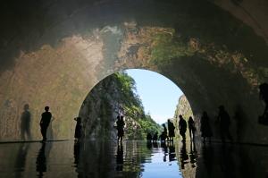 来訪者で賑わう清津峡渓谷トンネル最奥部のパノラマステーションの写真