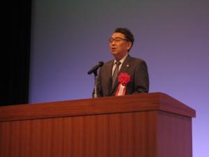 十日町市公民館設置70周年記念式典に臨んで、壇上でスピーチを述べる市長の写真