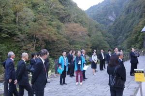 清津峡における、北信越市長会参加市長等の視察風景の写真