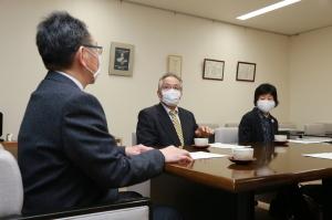 川田会長、佐藤副会長から説明を受ける関口市長の写真