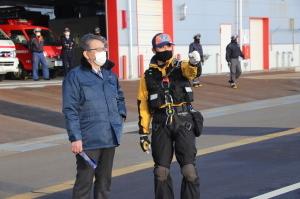 消防ヘリポート着陸訓練視察において新潟県消防防災航空隊の隊長からの説明を受けている市長の写真