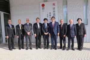 祝日本遺産の垂れ幕を背景にした赤羽国土交通大臣の博物館視察集合写真