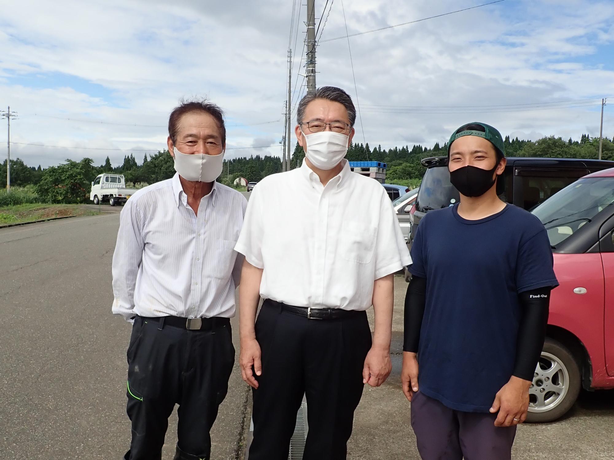 服部副代表、田中工場場と一緒に写った写真