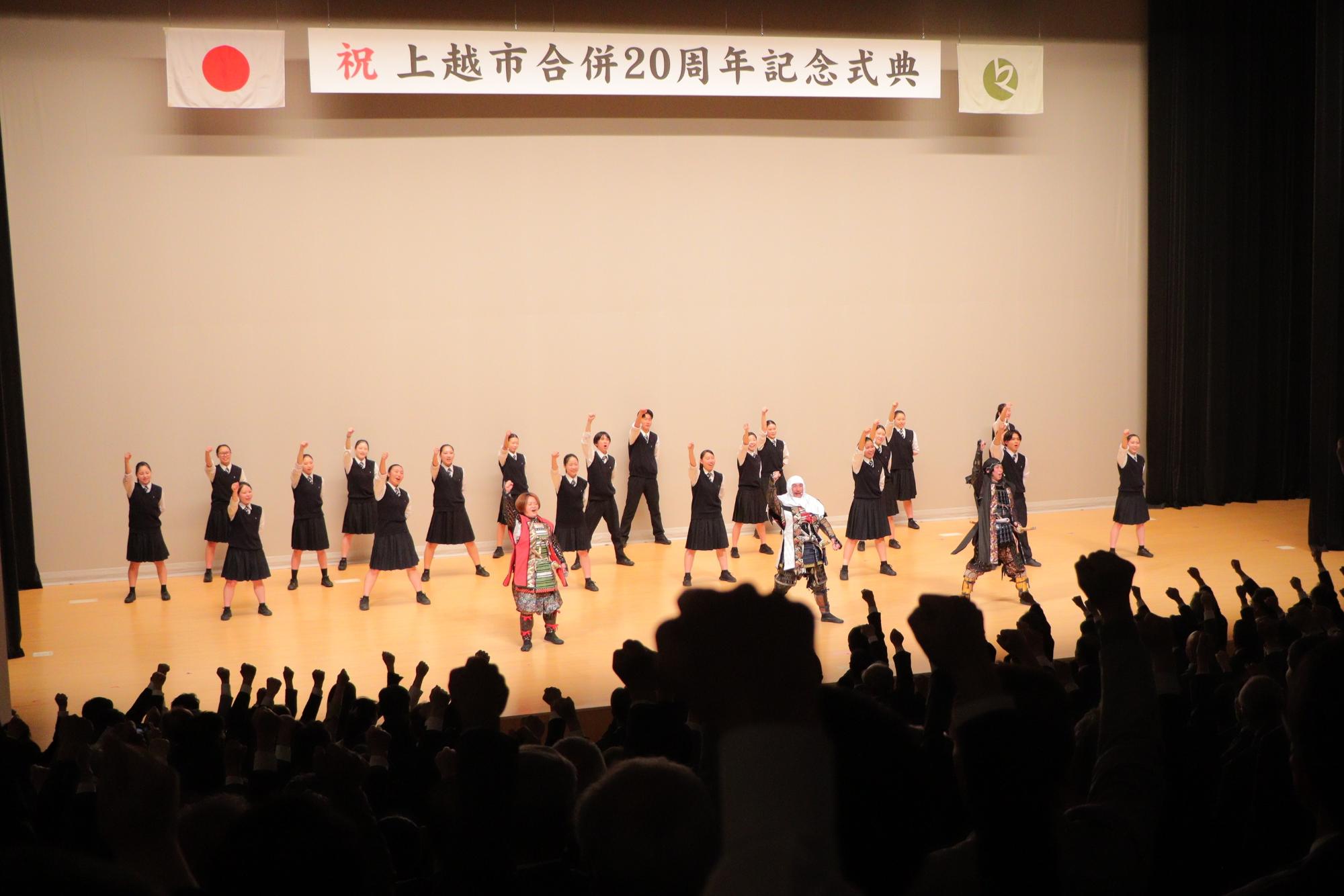 勝どきを上げている様子