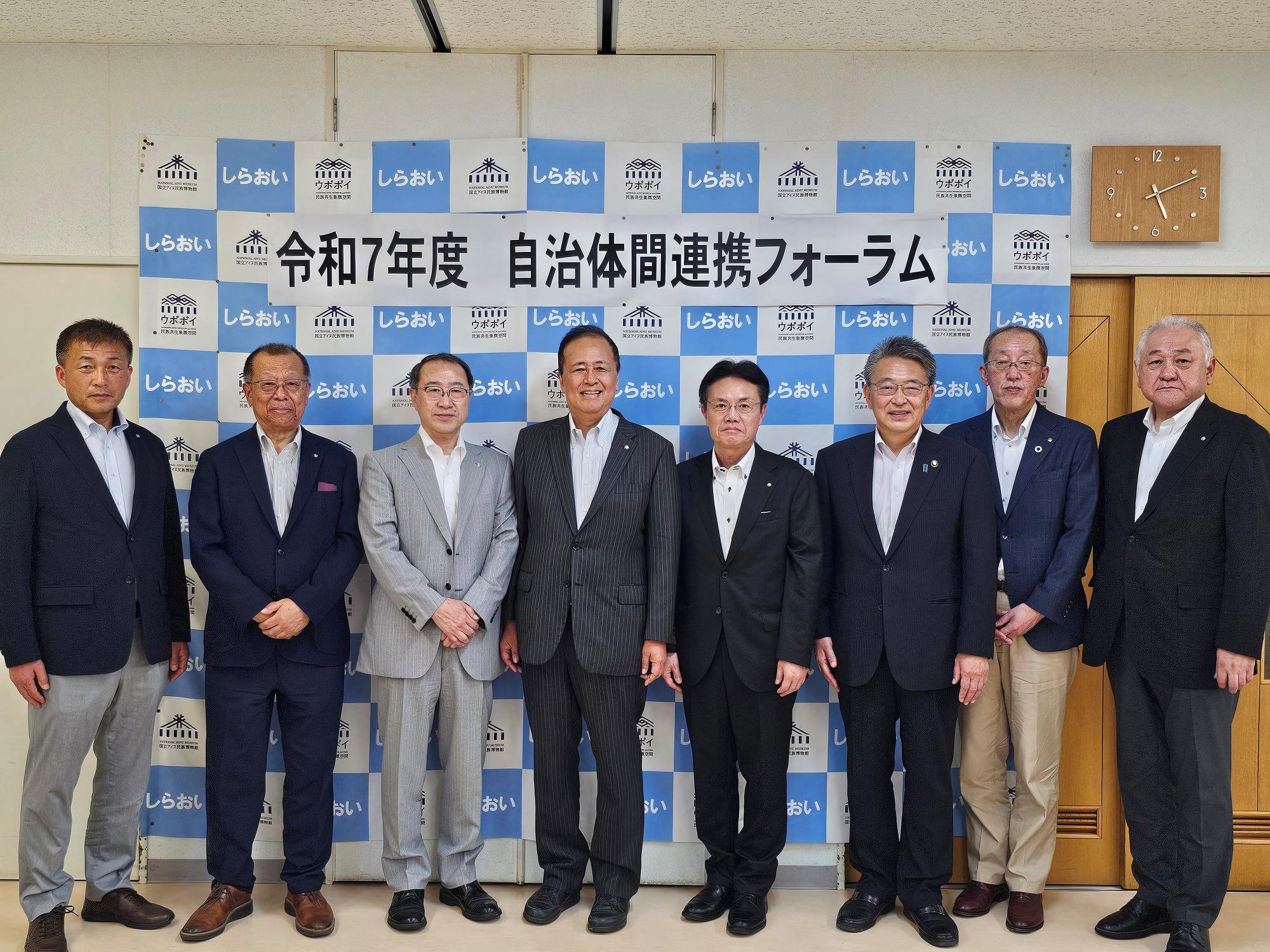 参加首長たちとの記念撮影の様子