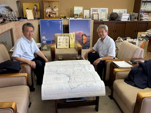 珠洲市長からお話を伺っている様子