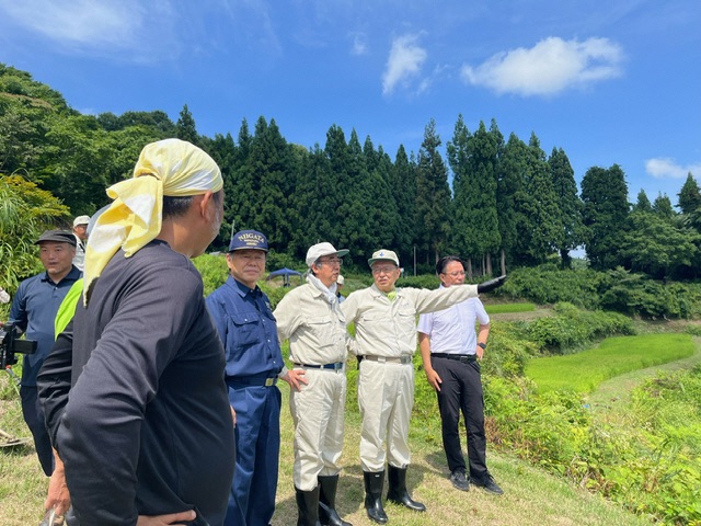 星峠の棚田について説明している様子