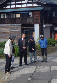 市道を視察している様子