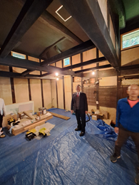 空き家の改修状況を確認している様子