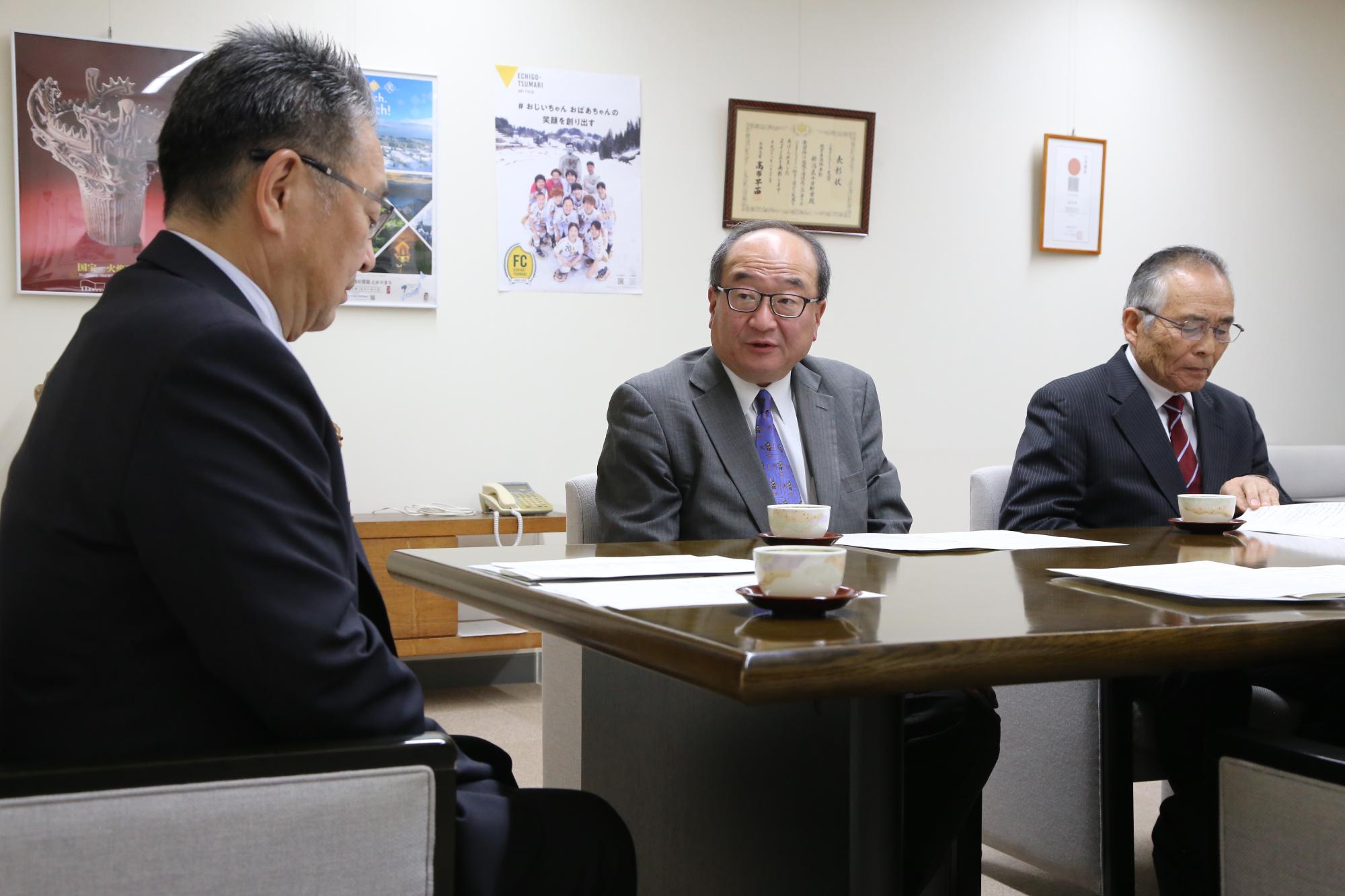 お話を伺っている様子