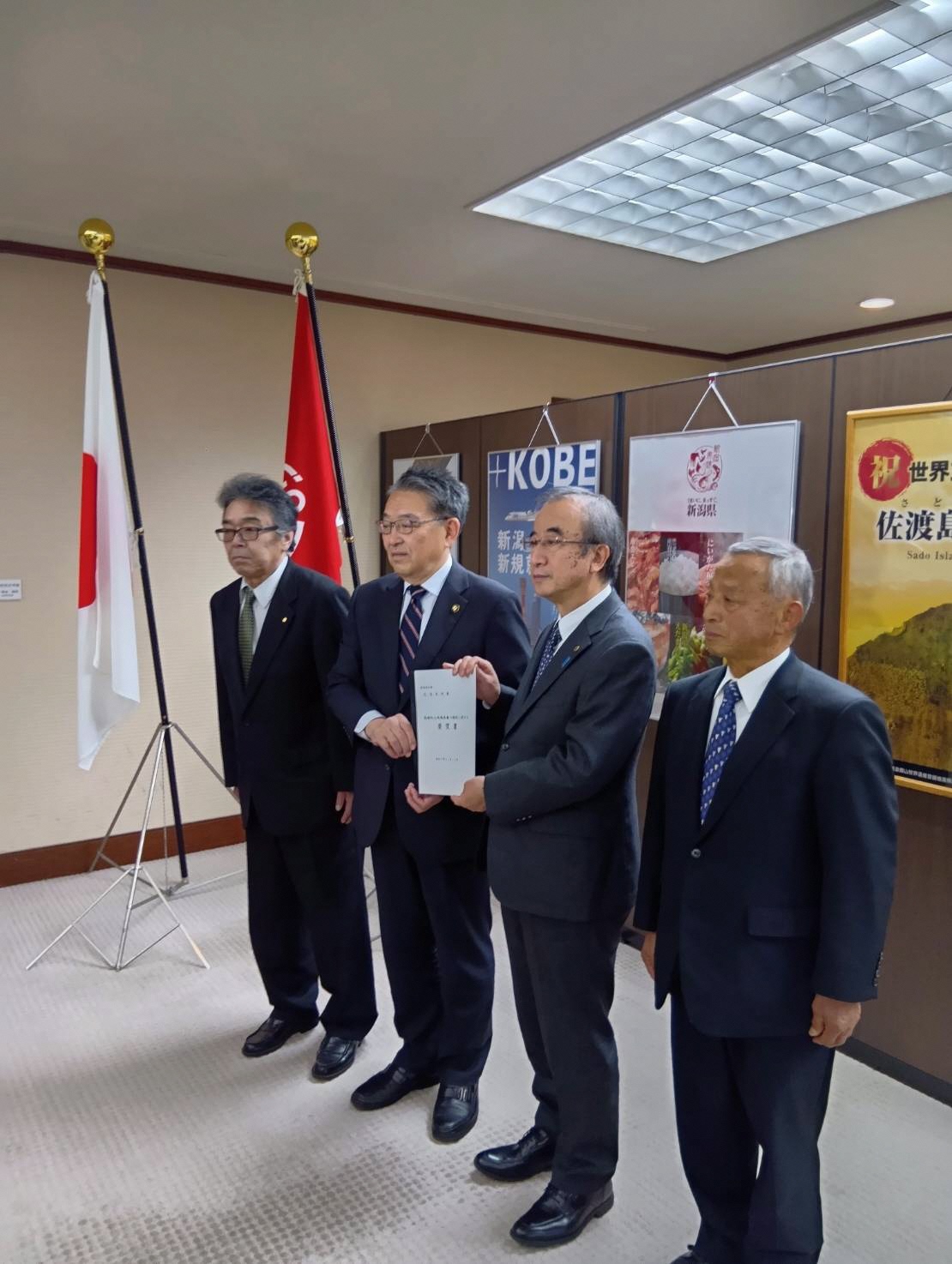 要望書を手渡している様子