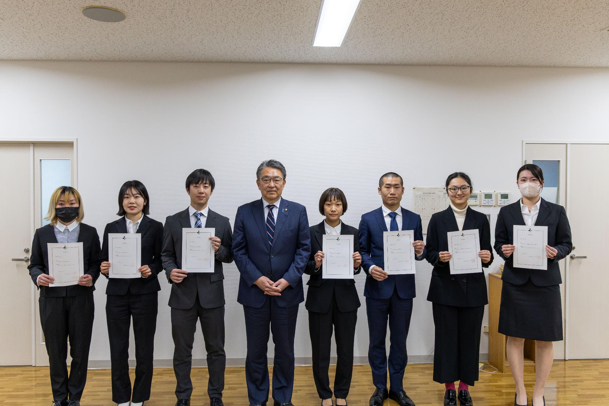 協力隊との写真撮影の様子