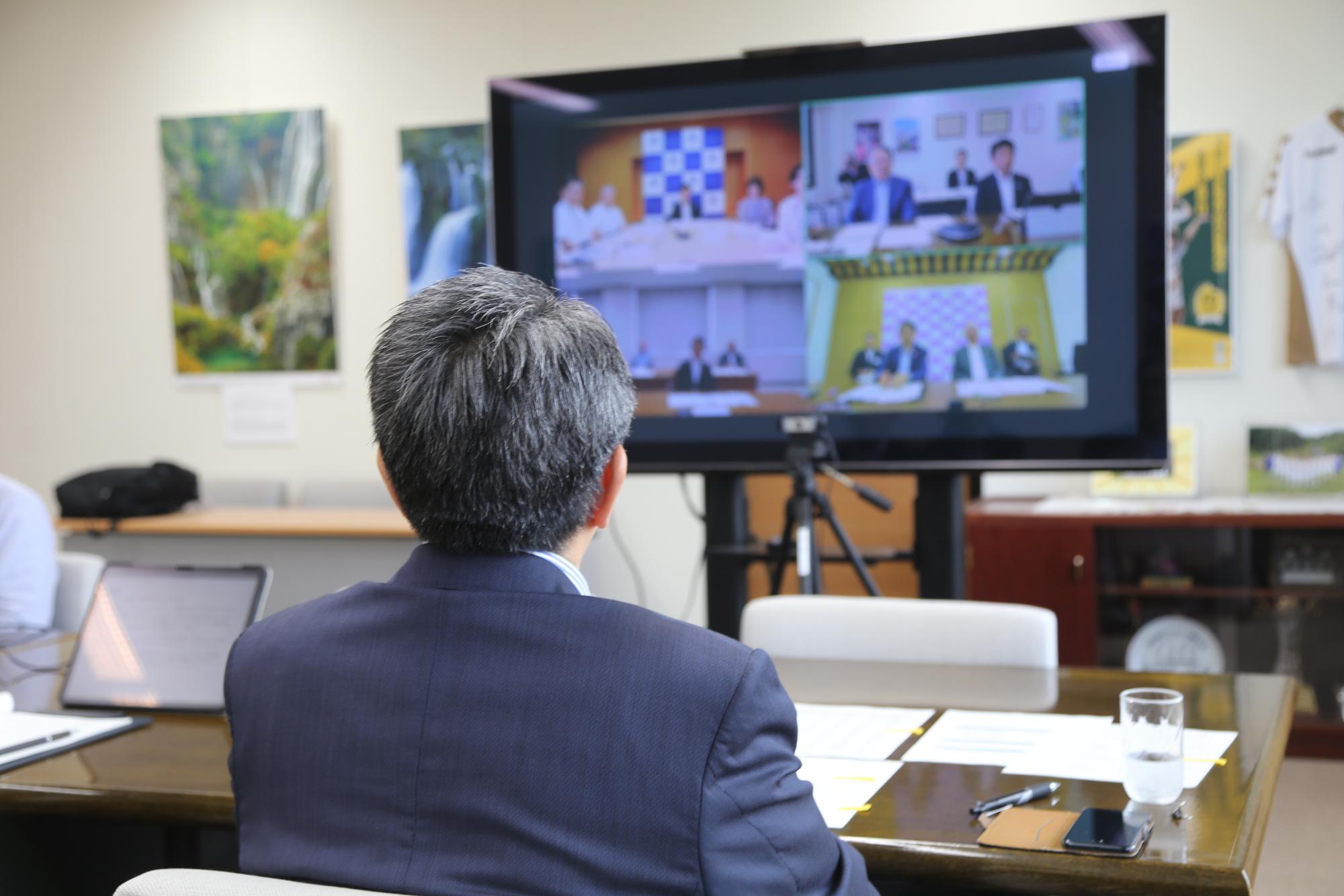 画面越しに交流している様子