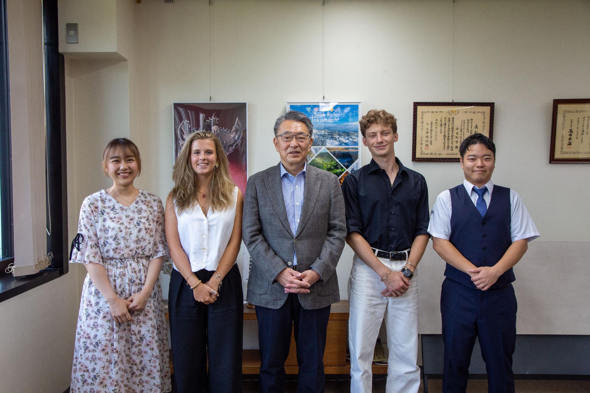留学生、ホストファミリーとの記念撮影