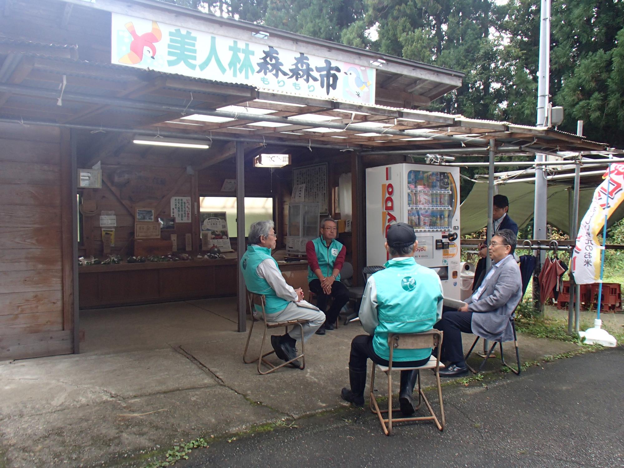 森森市で説明を聞いている様子