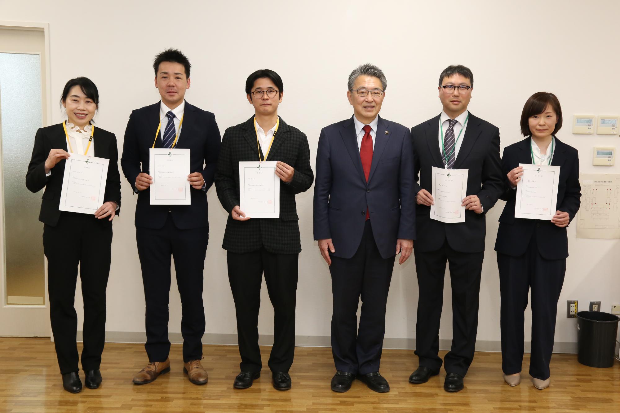 協力隊・地域支援員との写真撮影の様子