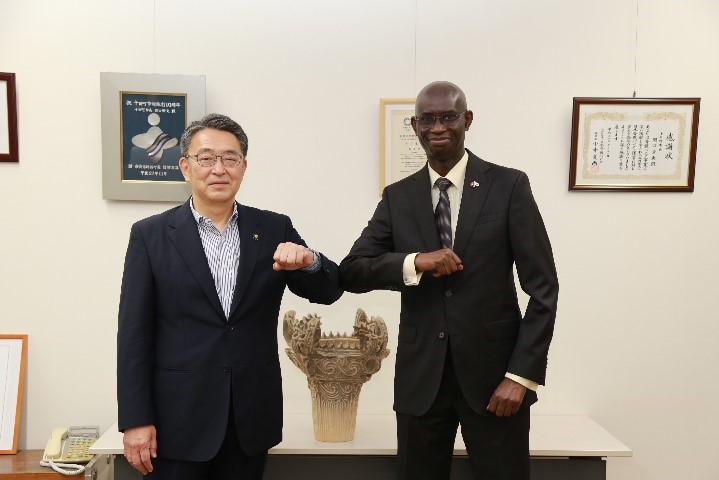 駐日セネガル大使のゴルギ・シス閣下と一緒に撮った写真