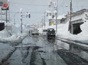 除雪後の道を走っている車の様子の写真