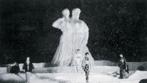 雪像の前でポーズを決めている4人の着物を着た女性の様子のモノクロ写真