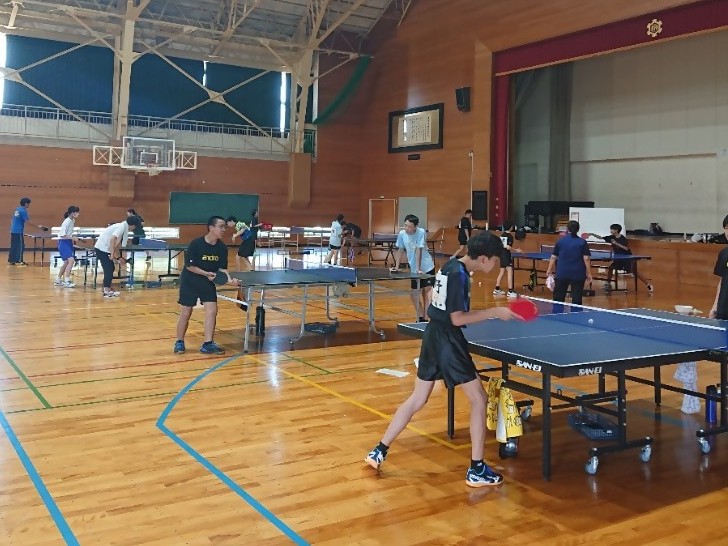卓球のクラブ活動をしている学生の画像