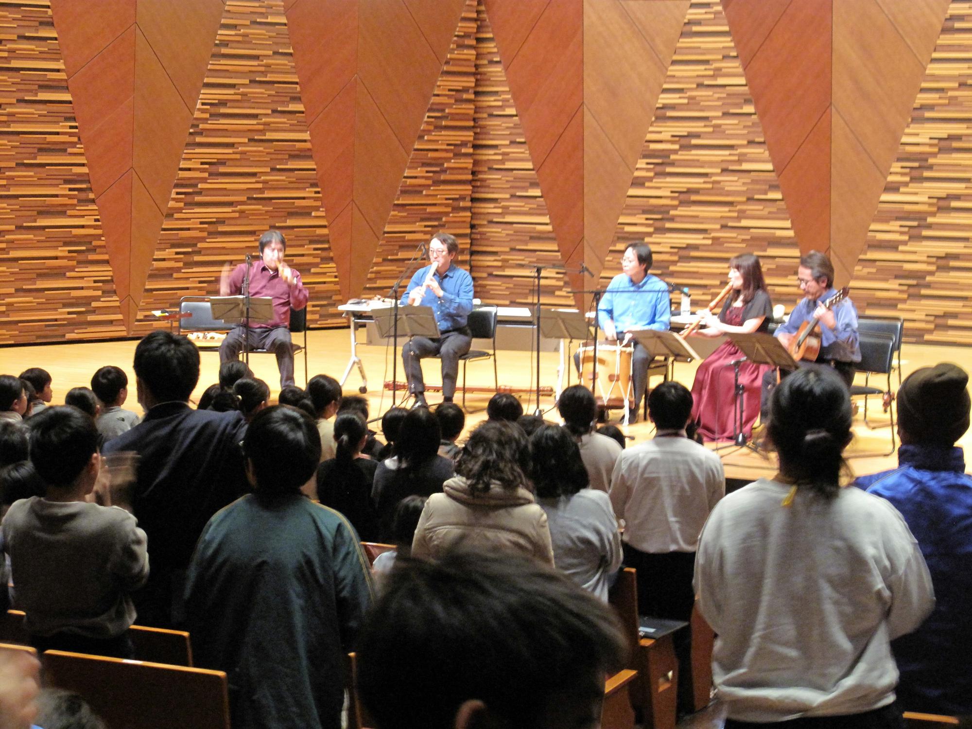 地域自治祖機器の活動でリコーダー演奏会をしている画像