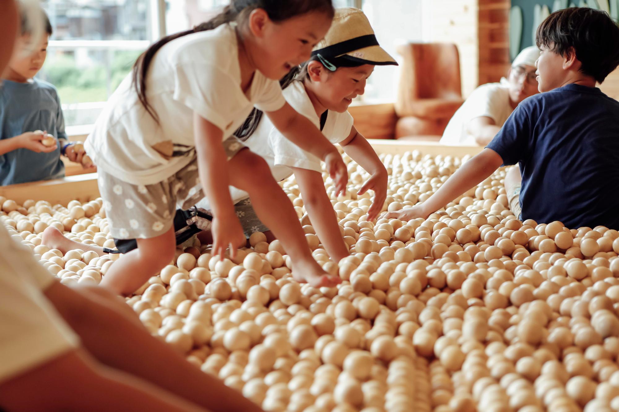 奴奈川キャンパスに常設展示されている芸術祭作品の画像