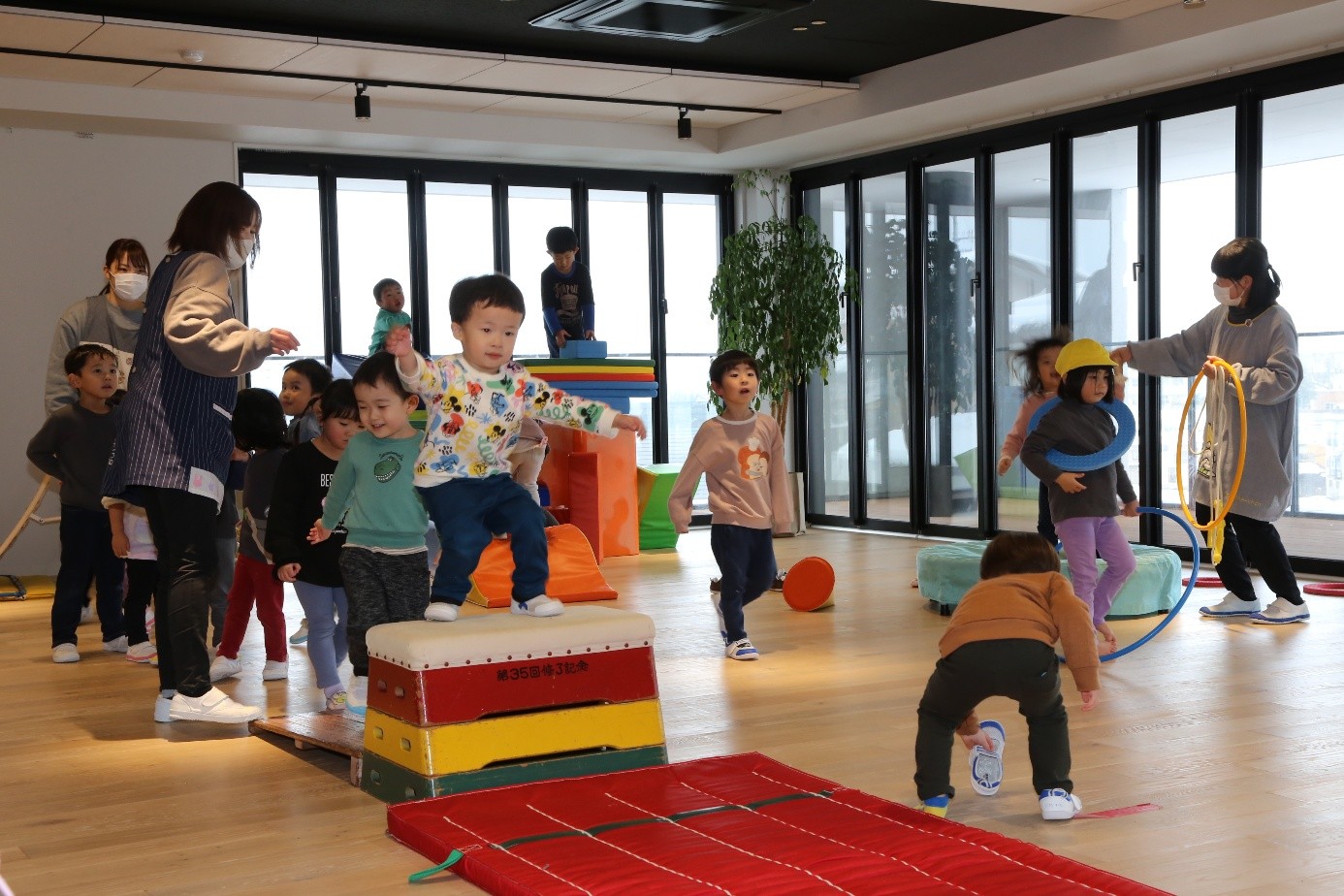 室内遊具で遊んでいる園児たちの画像