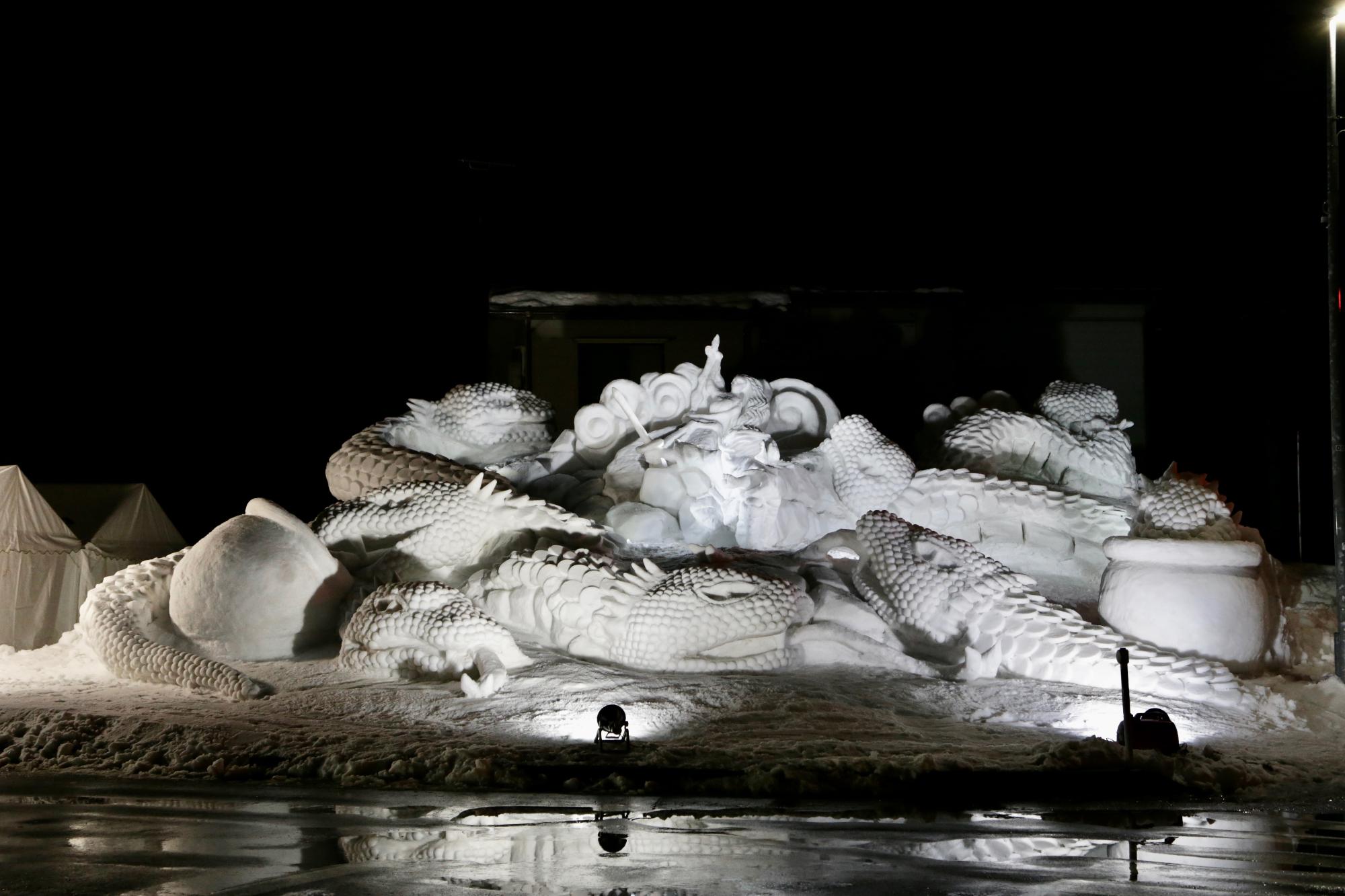 第76回十日町雪まつりで作成された大蛇の雪像写真