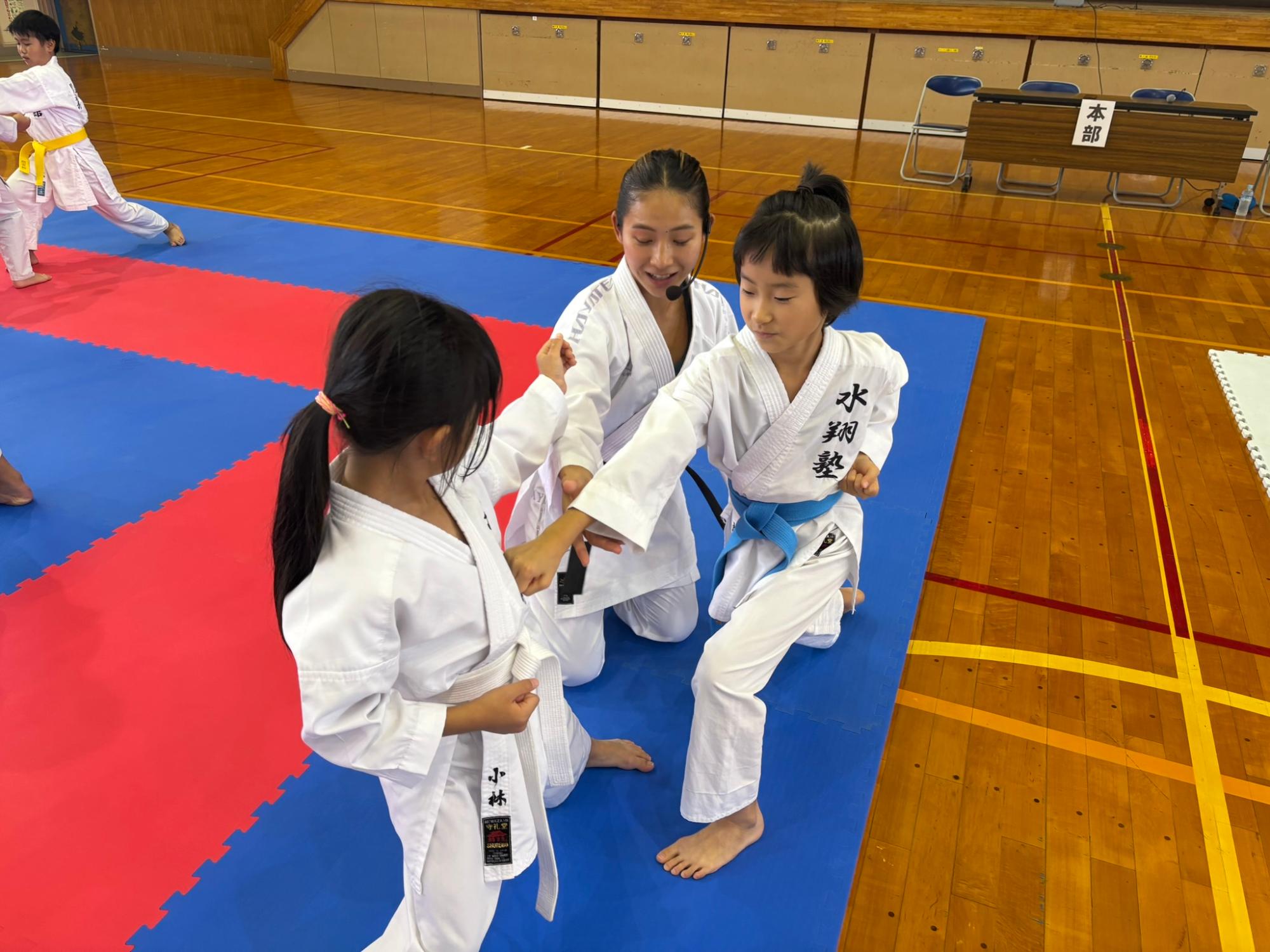 NPO法人の水翔塾で空手を指導している画像